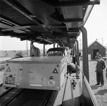 159506 Afbeelding van het oprijden van een auto met vouwcaravan op de autoslaaptrein op het N.S.-station Amsterdam ...